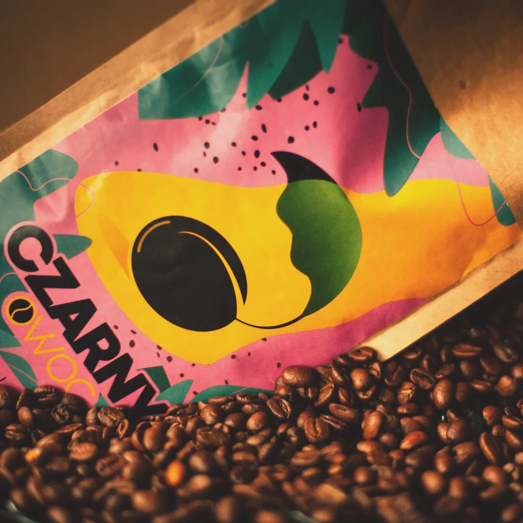 kawa czarny owoc od ketocentrum leżąca w ziarnach kawy